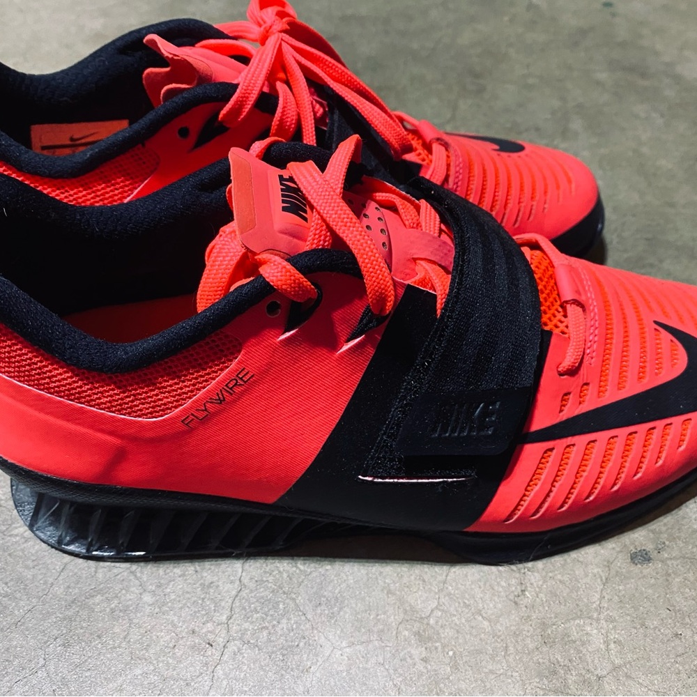 Men’s size 7 Nike weight lifting shoes